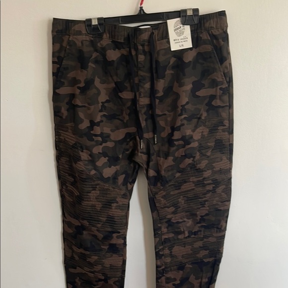 Men's Camouflage Jogger Pants - Picture 1 of 6